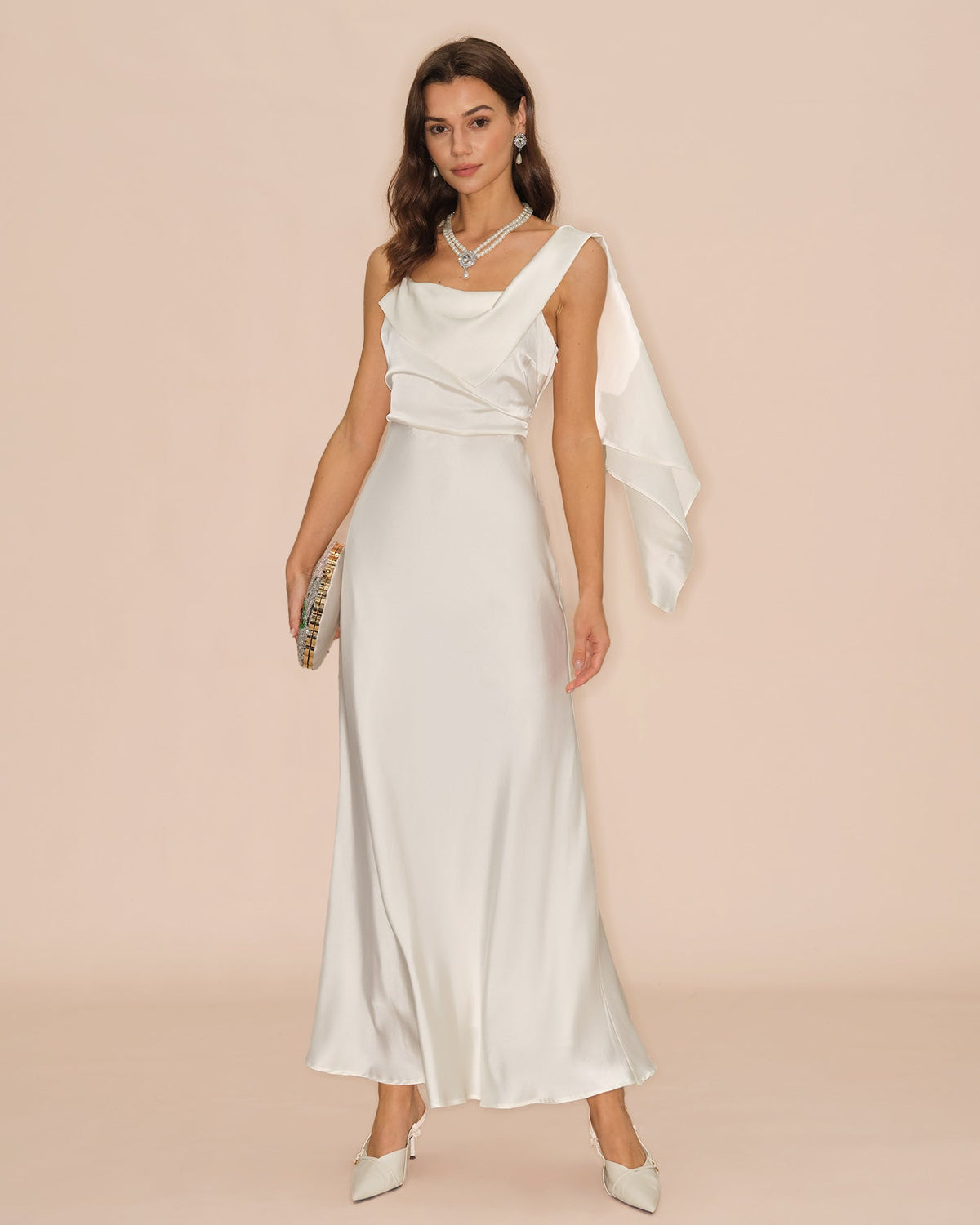 Robe longue en satin blanc cassé à encolure carrée