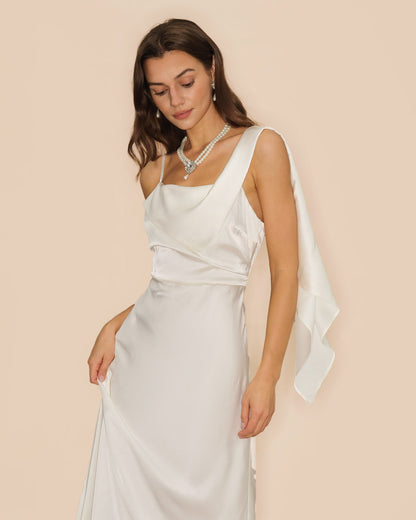 Robe longue en satin blanc cassé à encolure carrée