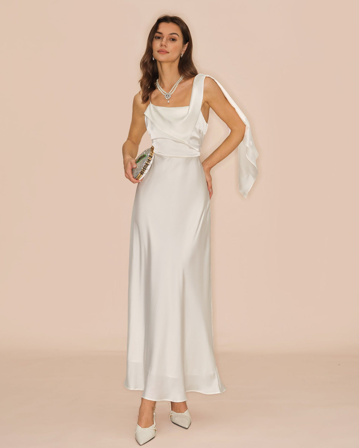 Robe longue en satin blanc cassé à encolure carrée