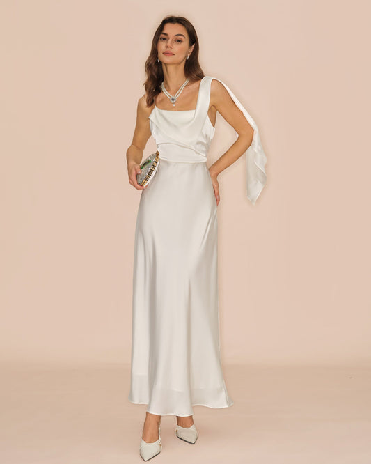 Robe longue en satin blanc cassé à encolure carrée