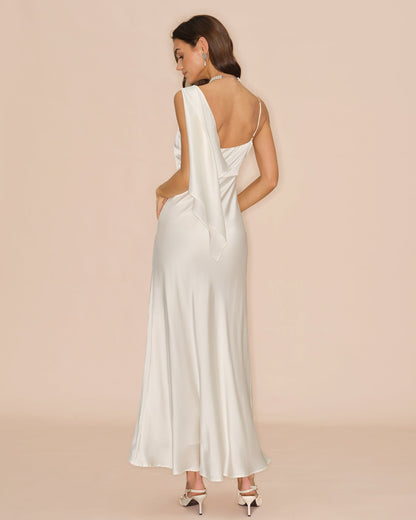 Robe longue en satin blanc cassé à encolure carrée