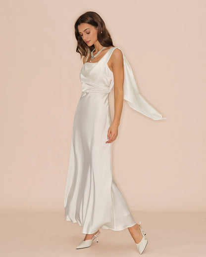 Robe longue en satin blanc cassé à encolure carrée